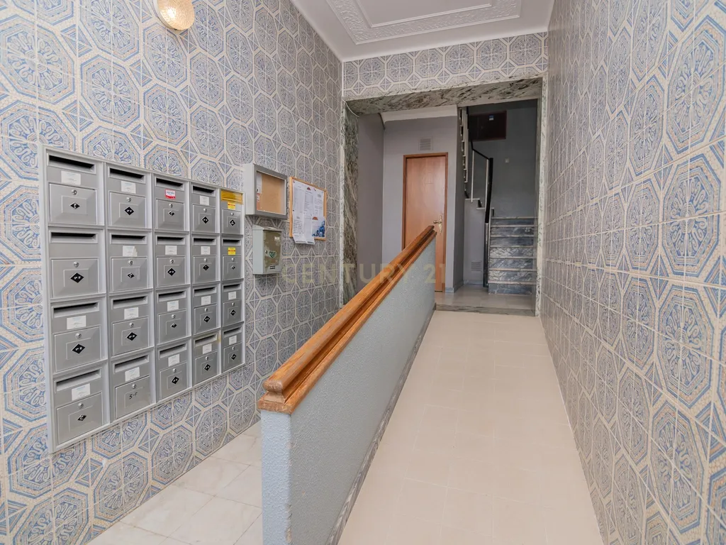 NÃO PERCA ESTA GRANDE OPORTUNIDADE! APARTAMENTO T3 ESPAÇOSO E COMPLETAMENTE REMODELADO COM DUAS AMPLAS VARANDAS, UMA FECHADA EM MARQUISE COM VISTA DESAFOGADA, DUAS CASAS DE BANHO MUITO BEM LOCALIZADO NO CENTRO DE PORTIMÃO PRÓXIMO DE TODAS AS COMODIDADES E - Image 5