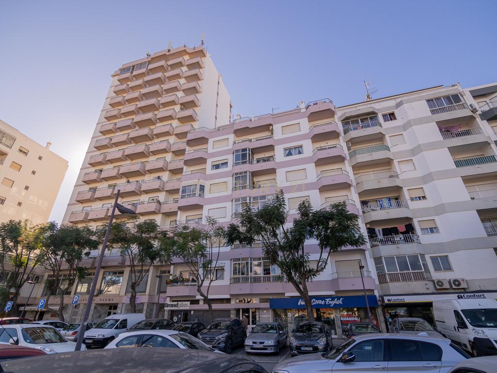 NÃO PERCA ESTA GRANDE OPORTUNIDADE! APARTAMENTO T3 ESPAÇOSO E COMPLETAMENTE REMODELADO COM DUAS AMPLAS VARANDAS, UMA FECHADA EM MARQUISE COM VISTA DESAFOGADA, DUAS CASAS DE BANHO MUITO BEM LOCALIZADO NO CENTRO DE PORTIMÃO PRÓXIMO DE TODAS AS COMODIDADES E - Image 2
