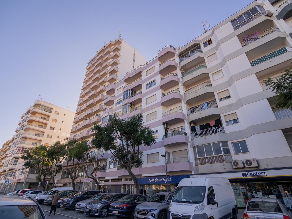 NÃO PERCA ESTA GRANDE OPORTUNIDADE! APARTAMENTO T3 ESPAÇOSO E COMPLETAMENTE REMODELADO COM DUAS AMPLAS VARANDAS, UMA FECHADA EM MARQUISE COM VISTA DESAFOGADA, DUAS CASAS DE BANHO MUITO BEM LOCALIZADO NO CENTRO DE PORTIMÃO PRÓXIMO DE TODAS AS COMODIDADES E - Image 4