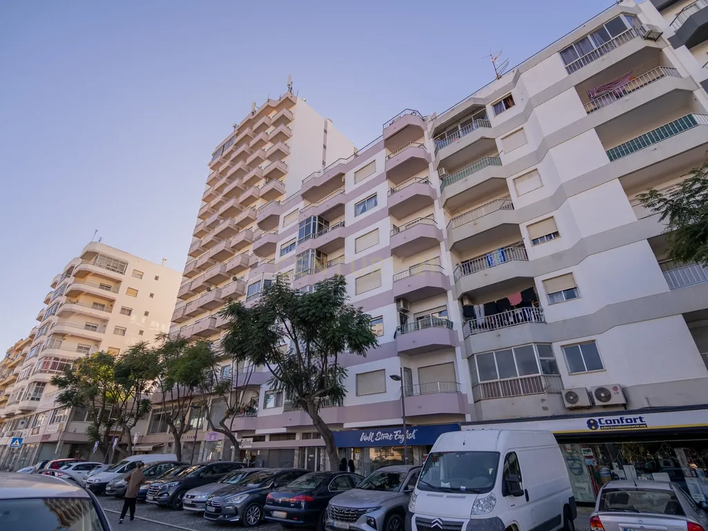 NÃO PERCA ESTA GRANDE OPORTUNIDADE! APARTAMENTO T3 ESPAÇOSO E COMPLETAMENTE REMODELADO COM DUAS AMPLAS VARANDAS, UMA FECHADA EM MARQUISE COM VISTA DESAFOGADA, DUAS CASAS DE BANHO MUITO BEM LOCALIZADO NO CENTRO DE PORTIMÃO PRÓXIMO DE TODAS AS COMODIDADES E - Image 4