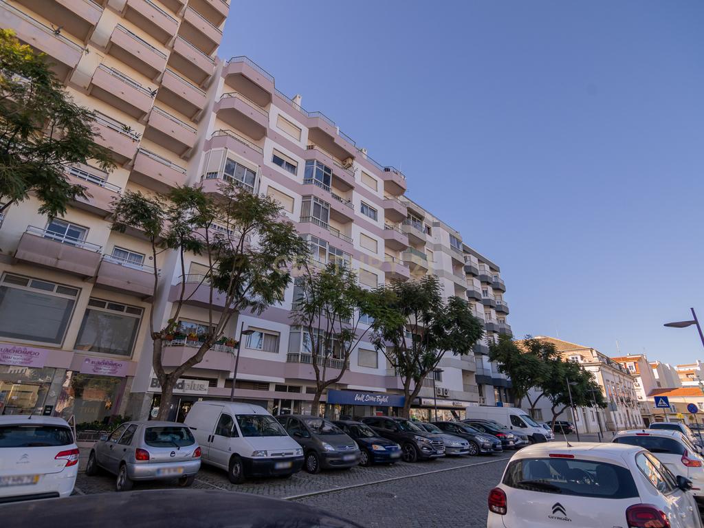 NÃO PERCA ESTA GRANDE OPORTUNIDADE! APARTAMENTO T3 ESPAÇOSO E COMPLETAMENTE REMODELADO COM DUAS AMPLAS VARANDAS, UMA FECHADA EM MARQUISE COM VISTA DESAFOGADA, DUAS CASAS DE BANHO MUITO BEM LOCALIZADO NO CENTRO DE PORTIMÃO PRÓXIMO DE TODAS AS COMODIDADES E - Image 3
