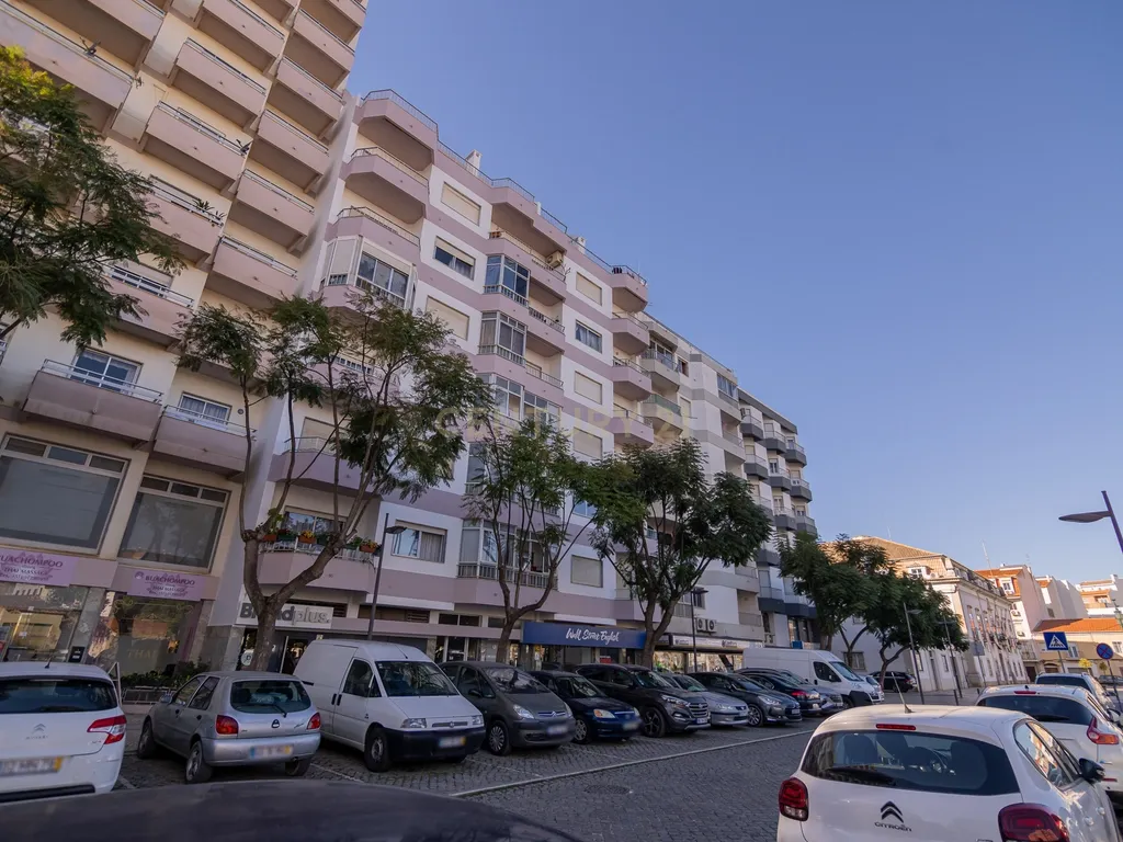 NÃO PERCA ESTA GRANDE OPORTUNIDADE! APARTAMENTO T3 ESPAÇOSO E COMPLETAMENTE REMODELADO COM DUAS AMPLAS VARANDAS, UMA FECHADA EM MARQUISE COM VISTA DESAFOGADA, DUAS CASAS DE BANHO MUITO BEM LOCALIZADO NO CENTRO DE PORTIMÃO PRÓXIMO DE TODAS AS COMODIDADES E - Image 3