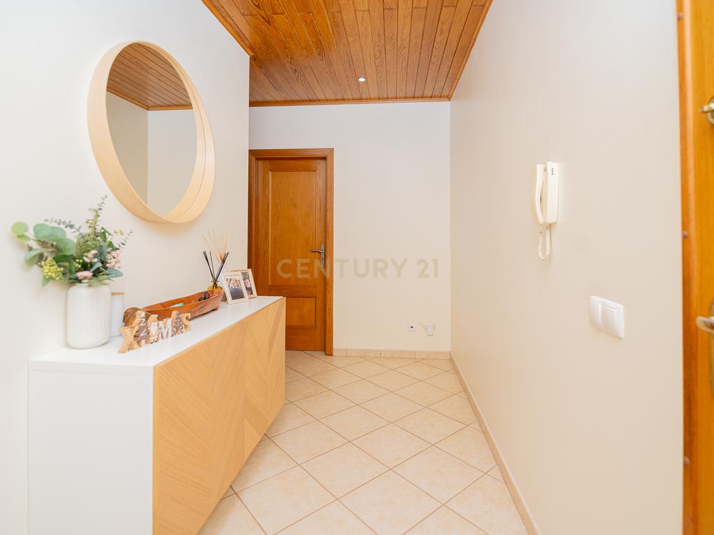 NÃO PERCA ESTA GRANDE OPORTUNIDADE! APARTAMENTO T3 MODERNO DE GRANDES DIMENSÕES, COM LUGAR DE ESTACIONAMENTO PRIVADO E COBERTO PARA DOIS CARROS, AMPLAS VARANDAS, CHURRASQUEIRA, LAREIRA, DESPENSA, ARRECADAÇÃO E DUAS CASAS DE BANHO,  MUITO BEM LOCALIZADO PR - Image 7
