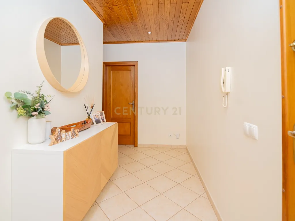 NÃO PERCA ESTA GRANDE OPORTUNIDADE! APARTAMENTO T3 MODERNO DE GRANDES DIMENSÕES, COM LUGAR DE ESTACIONAMENTO PRIVADO E COBERTO PARA DOIS CARROS, AMPLAS VARANDAS, CHURRASQUEIRA, LAREIRA, DESPENSA, ARRECADAÇÃO E DUAS CASAS DE BANHO, MUITO BEM LOCALIZADO PR - Image 7