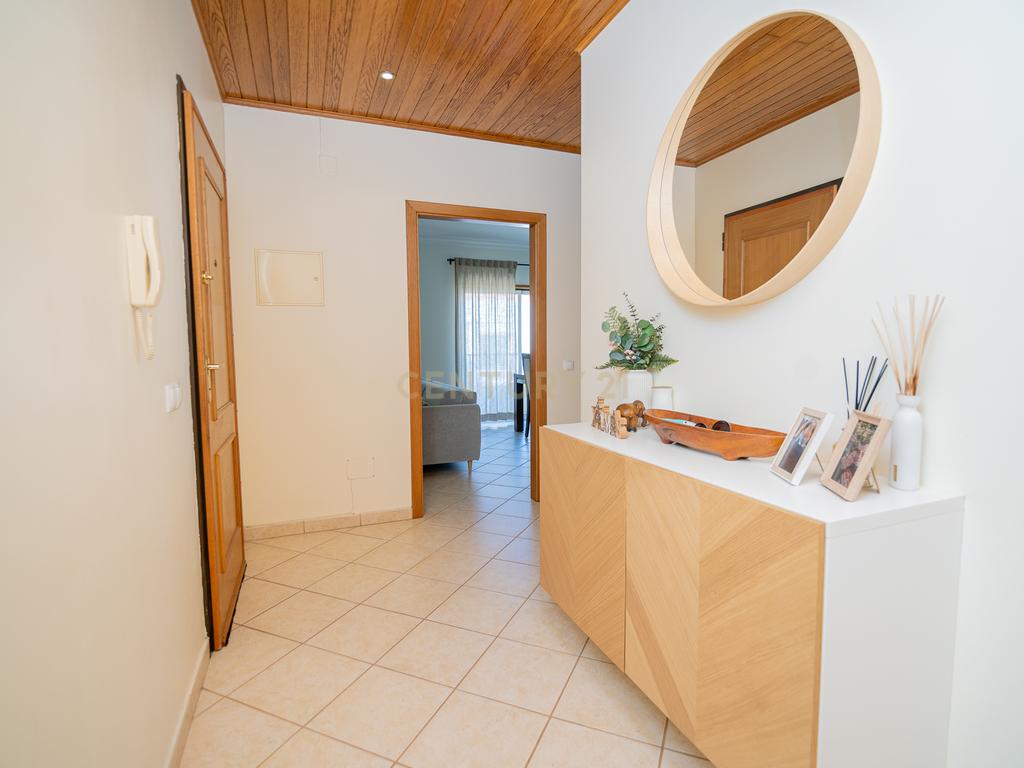 NÃO PERCA ESTA GRANDE OPORTUNIDADE! APARTAMENTO T3 MODERNO DE GRANDES DIMENSÕES, COM LUGAR DE ESTACIONAMENTO PRIVADO E COBERTO PARA DOIS CARROS, AMPLAS VARANDAS, CHURRASQUEIRA, LAREIRA, DESPENSA, ARRECADAÇÃO E DUAS CASAS DE BANHO,  MUITO BEM LOCALIZADO PR - Image 6