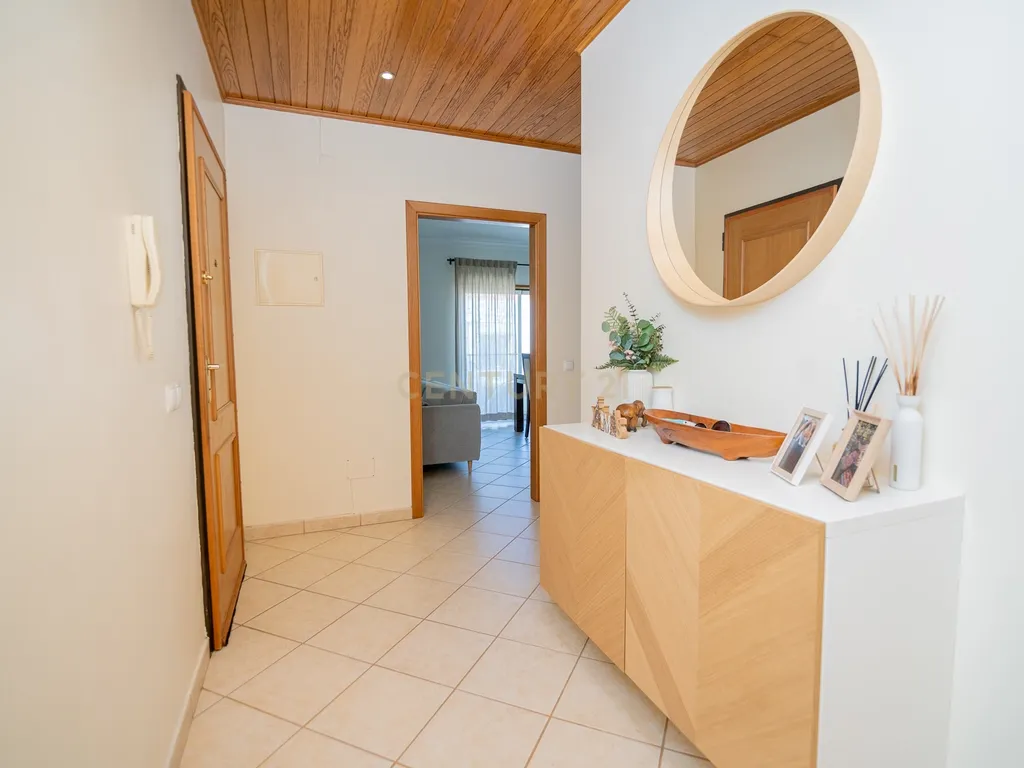 NÃO PERCA ESTA GRANDE OPORTUNIDADE! APARTAMENTO T3 MODERNO DE GRANDES DIMENSÕES, COM LUGAR DE ESTACIONAMENTO PRIVADO E COBERTO PARA DOIS CARROS, AMPLAS VARANDAS, CHURRASQUEIRA, LAREIRA, DESPENSA, ARRECADAÇÃO E DUAS CASAS DE BANHO, MUITO BEM LOCALIZADO PR - Image 6
