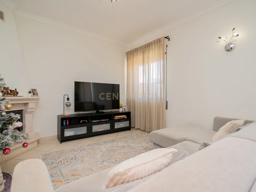 NÃO PERCA ESTA GRANDE OPORTUNIDADE! APARTAMENTO T3 MODERNO DE GRANDES DIMENSÕES, COM LUGAR DE ESTACIONAMENTO PRIVADO E COBERTO PARA DOIS CARROS, AMPLAS VARANDAS, CHURRASQUEIRA, LAREIRA, DESPENSA, ARRECADAÇÃO E DUAS CASAS DE BANHO, MUITO BEM LOCALIZADO PR - Image 12