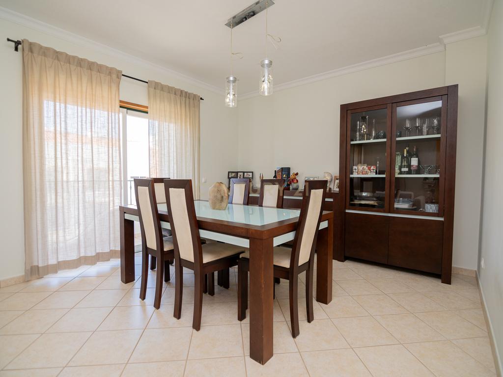NÃO PERCA ESTA GRANDE OPORTUNIDADE! APARTAMENTO T3 MODERNO DE GRANDES DIMENSÕES, COM LUGAR DE ESTACIONAMENTO PRIVADO E COBERTO PARA DOIS CARROS, AMPLAS VARANDAS, CHURRASQUEIRA, LAREIRA, DESPENSA, ARRECADAÇÃO E DUAS CASAS DE BANHO,  MUITO BEM LOCALIZADO PR - Image 10