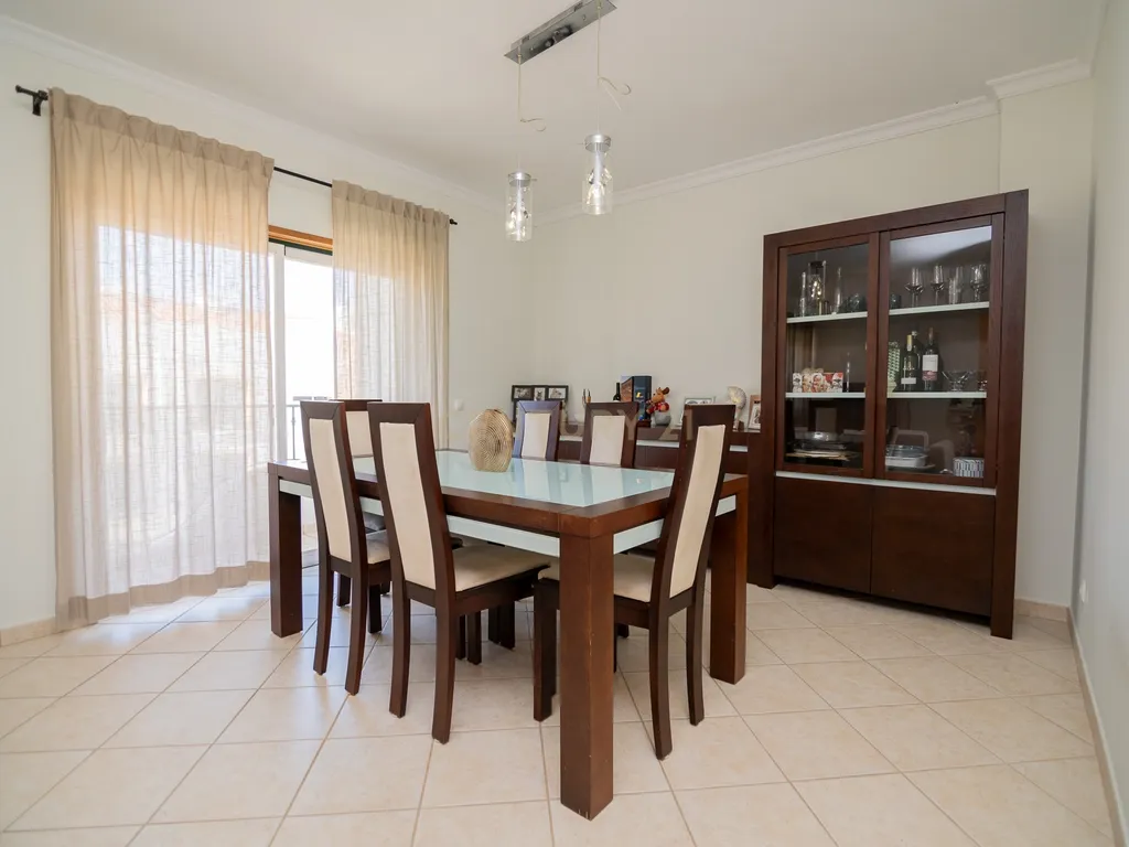 NÃO PERCA ESTA GRANDE OPORTUNIDADE! APARTAMENTO T3 MODERNO DE GRANDES DIMENSÕES, COM LUGAR DE ESTACIONAMENTO PRIVADO E COBERTO PARA DOIS CARROS, AMPLAS VARANDAS, CHURRASQUEIRA, LAREIRA, DESPENSA, ARRECADAÇÃO E DUAS CASAS DE BANHO, MUITO BEM LOCALIZADO PR - Image 10