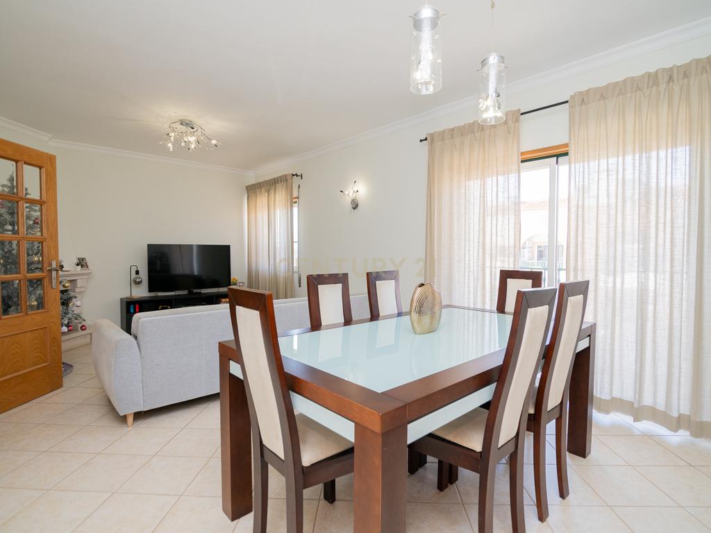 NÃO PERCA ESTA GRANDE OPORTUNIDADE! APARTAMENTO T3 MODERNO DE GRANDES DIMENSÕES, COM LUGAR DE ESTACIONAMENTO PRIVADO E COBERTO PARA DOIS CARROS, AMPLAS VARANDAS, CHURRASQUEIRA, LAREIRA, DESPENSA, ARRECADAÇÃO E DUAS CASAS DE BANHO,  MUITO BEM LOCALIZADO PR - Image 8