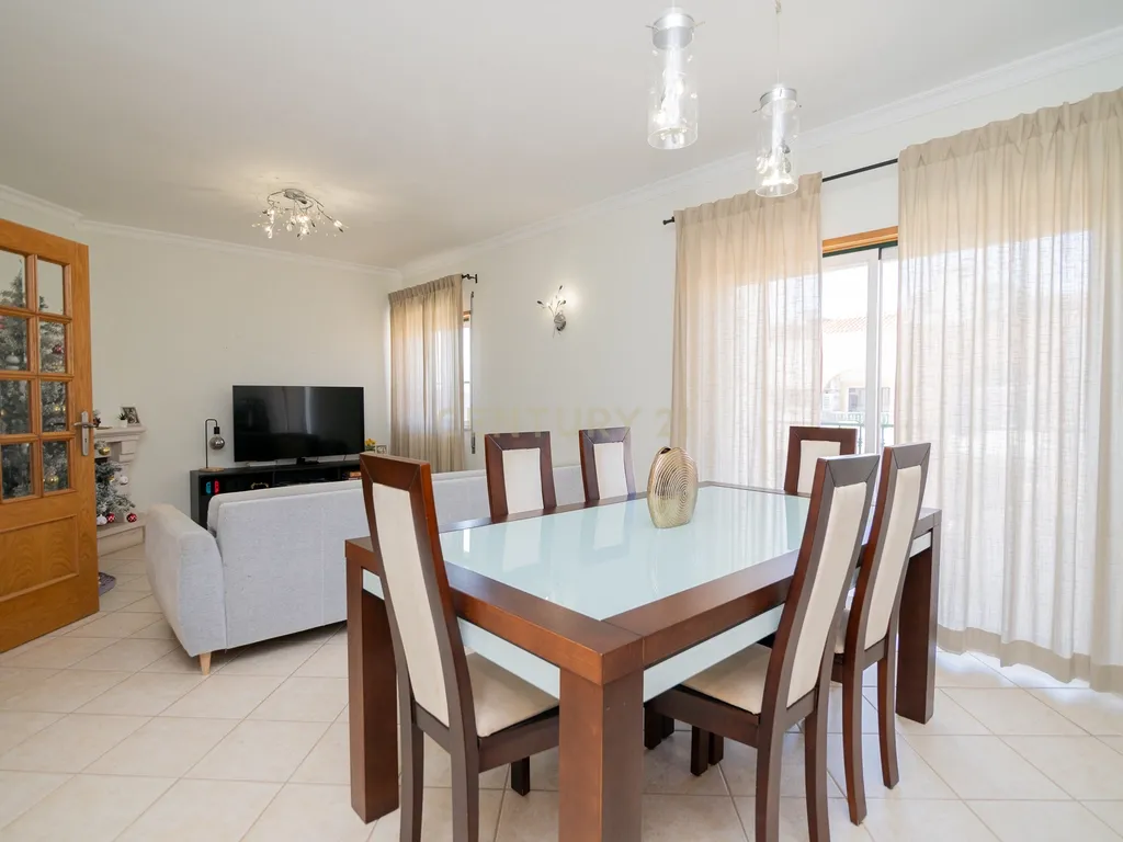 NÃO PERCA ESTA GRANDE OPORTUNIDADE! APARTAMENTO T3 MODERNO DE GRANDES DIMENSÕES, COM LUGAR DE ESTACIONAMENTO PRIVADO E COBERTO PARA DOIS CARROS, AMPLAS VARANDAS, CHURRASQUEIRA, LAREIRA, DESPENSA, ARRECADAÇÃO E DUAS CASAS DE BANHO, MUITO BEM LOCALIZADO PR - Image 8