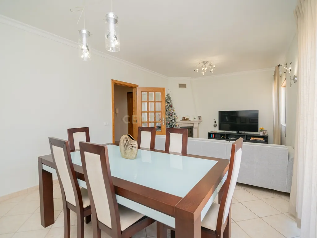 NÃO PERCA ESTA GRANDE OPORTUNIDADE! APARTAMENTO T3 MODERNO DE GRANDES DIMENSÕES, COM LUGAR DE ESTACIONAMENTO PRIVADO E COBERTO PARA DOIS CARROS, AMPLAS VARANDAS, CHURRASQUEIRA, LAREIRA, DESPENSA, ARRECADAÇÃO E DUAS CASAS DE BANHO, MUITO BEM LOCALIZADO PR - Image 13