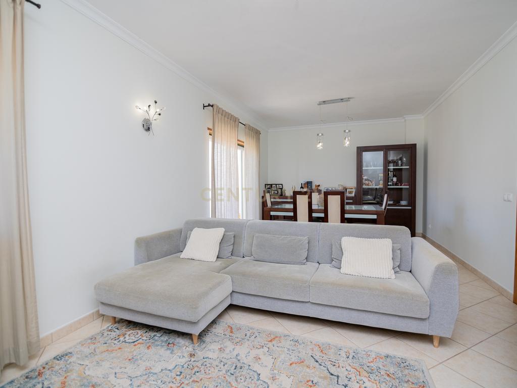NÃO PERCA ESTA GRANDE OPORTUNIDADE! APARTAMENTO T3 MODERNO DE GRANDES DIMENSÕES, COM LUGAR DE ESTACIONAMENTO PRIVADO E COBERTO PARA DOIS CARROS, AMPLAS VARANDAS, CHURRASQUEIRA, LAREIRA, DESPENSA, ARRECADAÇÃO E DUAS CASAS DE BANHO,  MUITO BEM LOCALIZADO PR - Image 9