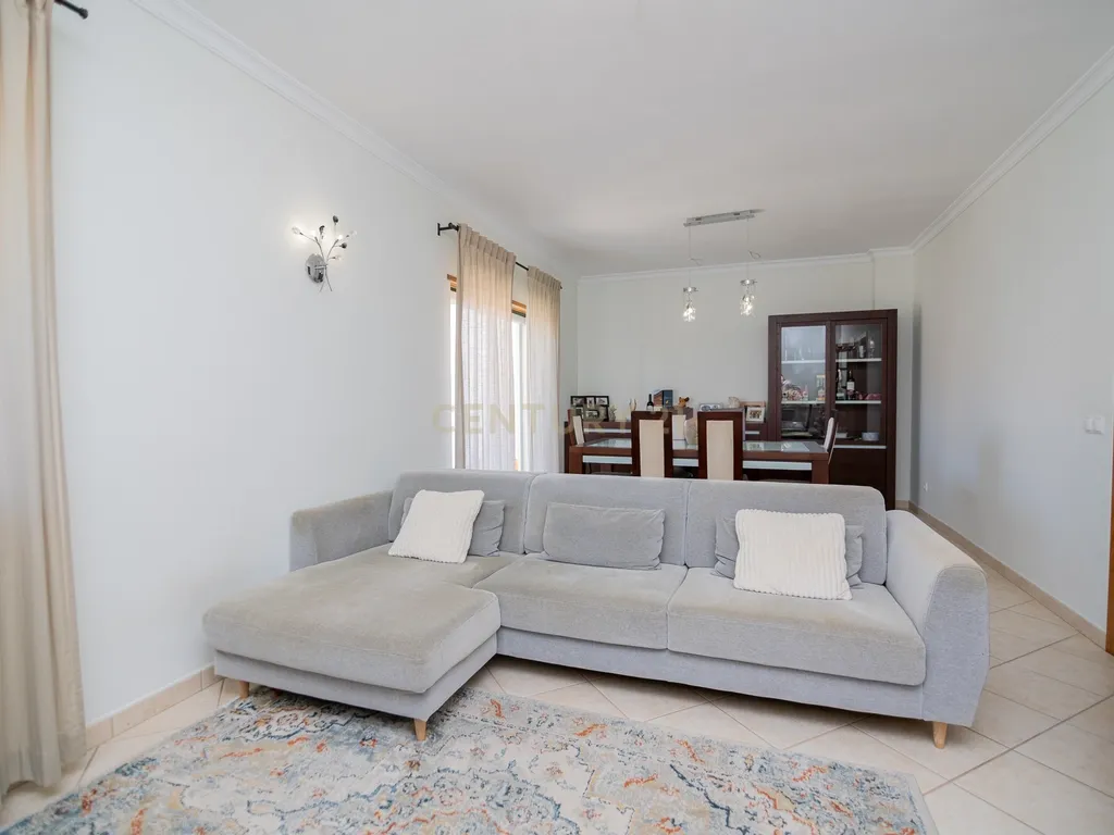 NÃO PERCA ESTA GRANDE OPORTUNIDADE! APARTAMENTO T3 MODERNO DE GRANDES DIMENSÕES, COM LUGAR DE ESTACIONAMENTO PRIVADO E COBERTO PARA DOIS CARROS, AMPLAS VARANDAS, CHURRASQUEIRA, LAREIRA, DESPENSA, ARRECADAÇÃO E DUAS CASAS DE BANHO, MUITO BEM LOCALIZADO PR - Image 9