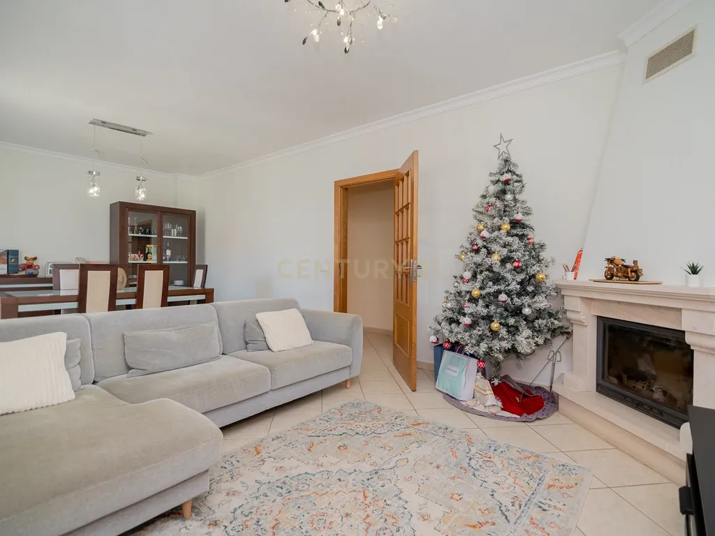 NÃO PERCA ESTA GRANDE OPORTUNIDADE! APARTAMENTO T3 MODERNO DE GRANDES DIMENSÕES, COM LUGAR DE ESTACIONAMENTO PRIVADO E COBERTO PARA DOIS CARROS, AMPLAS VARANDAS, CHURRASQUEIRA, LAREIRA, DESPENSA, ARRECADAÇÃO E DUAS CASAS DE BANHO, MUITO BEM LOCALIZADO PR - Image 1