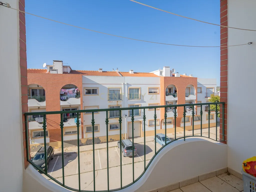 NÃO PERCA ESTA GRANDE OPORTUNIDADE! APARTAMENTO T3 MODERNO DE GRANDES DIMENSÕES, COM LUGAR DE ESTACIONAMENTO PRIVADO E COBERTO PARA DOIS CARROS, AMPLAS VARANDAS, CHURRASQUEIRA, LAREIRA, DESPENSA, ARRECADAÇÃO E DUAS CASAS DE BANHO, MUITO BEM LOCALIZADO PR - Image 15
