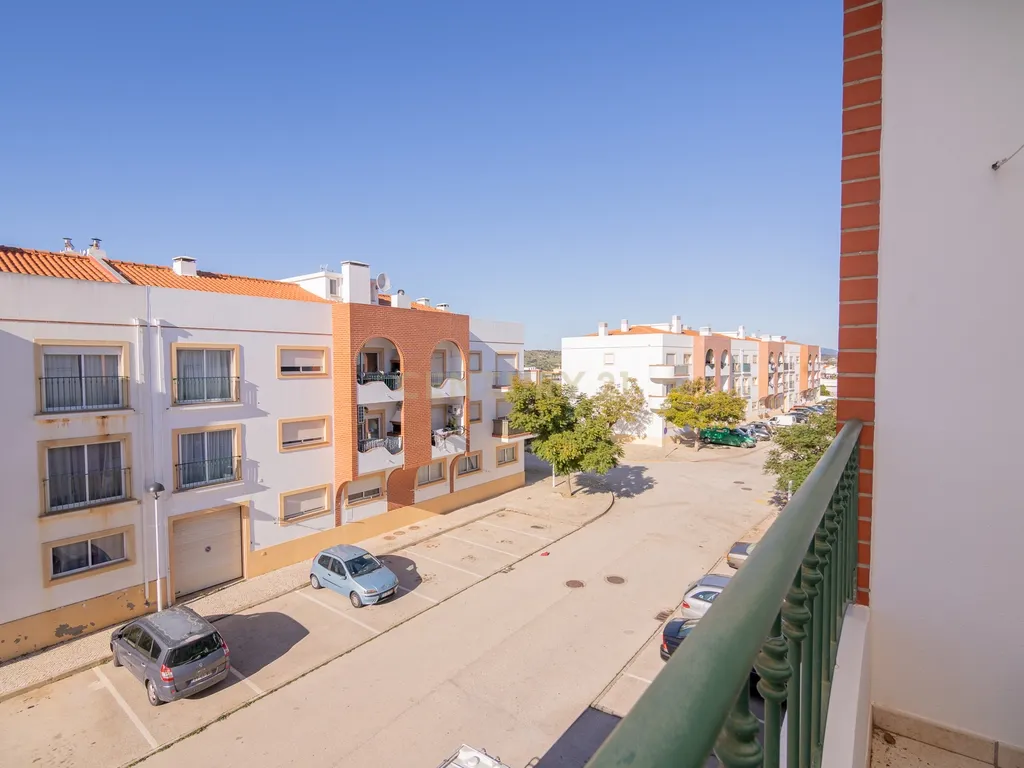 NÃO PERCA ESTA GRANDE OPORTUNIDADE! APARTAMENTO T3 MODERNO DE GRANDES DIMENSÕES, COM LUGAR DE ESTACIONAMENTO PRIVADO E COBERTO PARA DOIS CARROS, AMPLAS VARANDAS, CHURRASQUEIRA, LAREIRA, DESPENSA, ARRECADAÇÃO E DUAS CASAS DE BANHO, MUITO BEM LOCALIZADO PR - Image 16