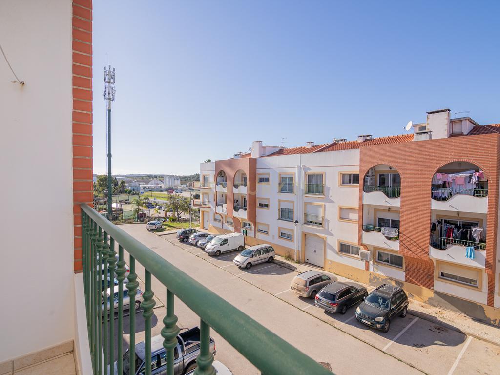 NÃO PERCA ESTA GRANDE OPORTUNIDADE! APARTAMENTO T3 MODERNO DE GRANDES DIMENSÕES, COM LUGAR DE ESTACIONAMENTO PRIVADO E COBERTO PARA DOIS CARROS, AMPLAS VARANDAS, CHURRASQUEIRA, LAREIRA, DESPENSA, ARRECADAÇÃO E DUAS CASAS DE BANHO,  MUITO BEM LOCALIZADO PR - Image 17