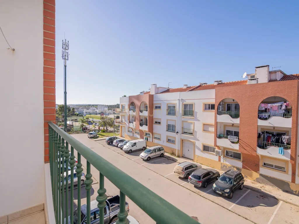 NÃO PERCA ESTA GRANDE OPORTUNIDADE! APARTAMENTO T3 MODERNO DE GRANDES DIMENSÕES, COM LUGAR DE ESTACIONAMENTO PRIVADO E COBERTO PARA DOIS CARROS, AMPLAS VARANDAS, CHURRASQUEIRA, LAREIRA, DESPENSA, ARRECADAÇÃO E DUAS CASAS DE BANHO, MUITO BEM LOCALIZADO PR - Image 17