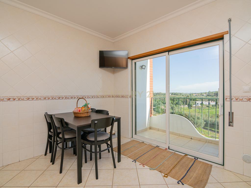 NÃO PERCA ESTA GRANDE OPORTUNIDADE! APARTAMENTO T3 MODERNO DE GRANDES DIMENSÕES, COM LUGAR DE ESTACIONAMENTO PRIVADO E COBERTO PARA DOIS CARROS, AMPLAS VARANDAS, CHURRASQUEIRA, LAREIRA, DESPENSA, ARRECADAÇÃO E DUAS CASAS DE BANHO,  MUITO BEM LOCALIZADO PR - Image 11