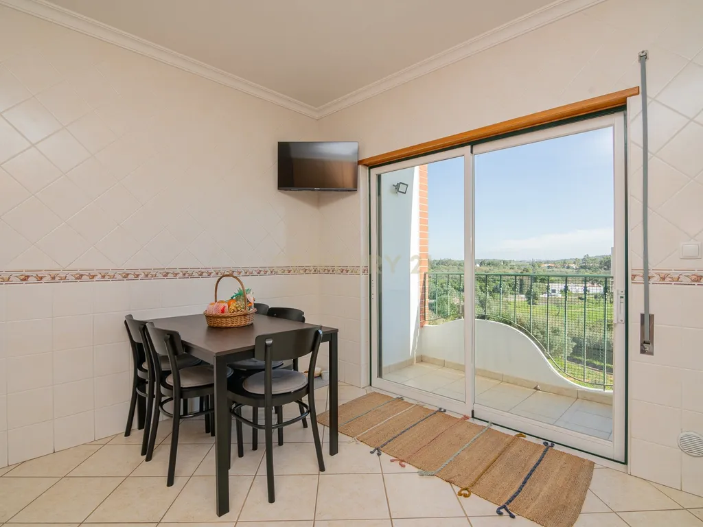 NÃO PERCA ESTA GRANDE OPORTUNIDADE! APARTAMENTO T3 MODERNO DE GRANDES DIMENSÕES, COM LUGAR DE ESTACIONAMENTO PRIVADO E COBERTO PARA DOIS CARROS, AMPLAS VARANDAS, CHURRASQUEIRA, LAREIRA, DESPENSA, ARRECADAÇÃO E DUAS CASAS DE BANHO, MUITO BEM LOCALIZADO PR - Image 11