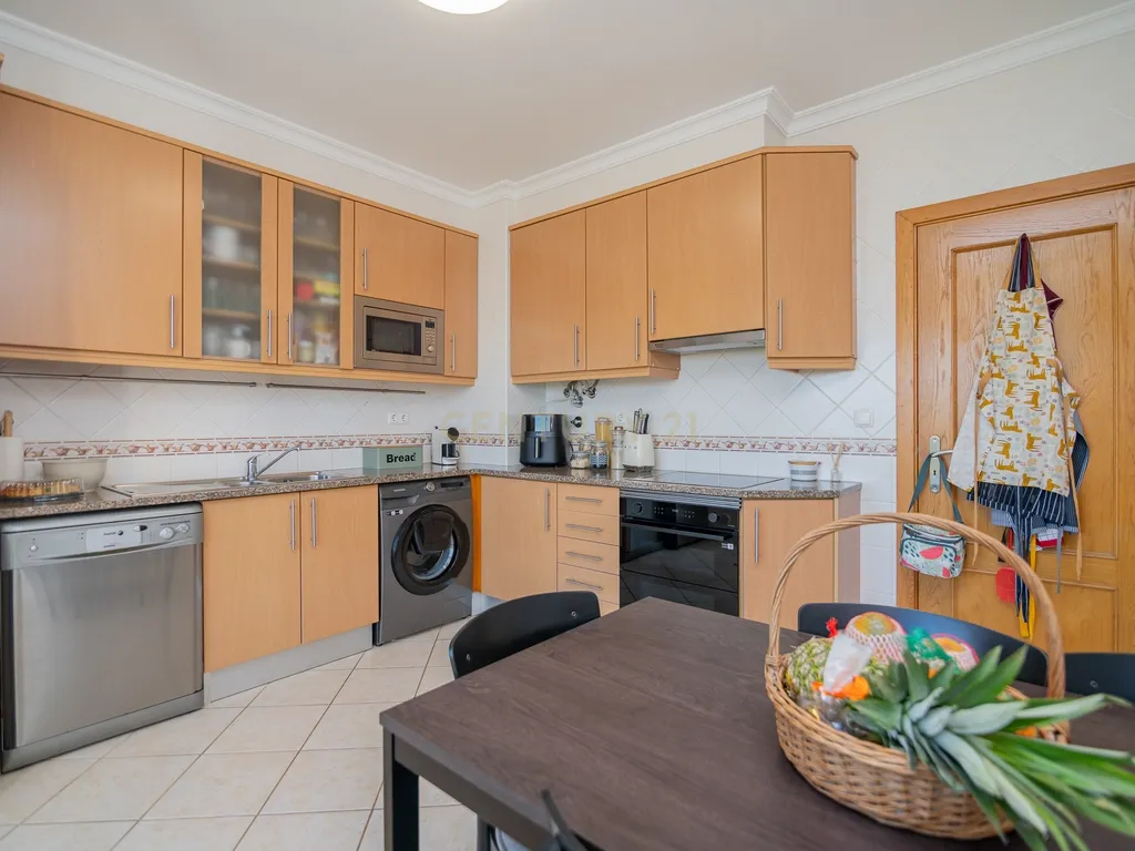 NÃO PERCA ESTA GRANDE OPORTUNIDADE! APARTAMENTO T3 MODERNO DE GRANDES DIMENSÕES, COM LUGAR DE ESTACIONAMENTO PRIVADO E COBERTO PARA DOIS CARROS, AMPLAS VARANDAS, CHURRASQUEIRA, LAREIRA, DESPENSA, ARRECADAÇÃO E DUAS CASAS DE BANHO, MUITO BEM LOCALIZADO PR - Image 22