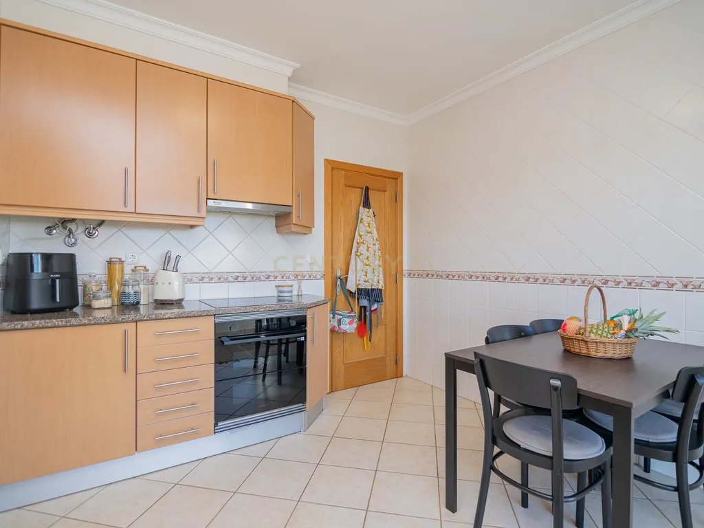 NÃO PERCA ESTA GRANDE OPORTUNIDADE! APARTAMENTO T3 MODERNO DE GRANDES DIMENSÕES, COM LUGAR DE ESTACIONAMENTO PRIVADO E COBERTO PARA DOIS CARROS, AMPLAS VARANDAS, CHURRASQUEIRA, LAREIRA, DESPENSA, ARRECADAÇÃO E DUAS CASAS DE BANHO, MUITO BEM LOCALIZADO PR - Image 21