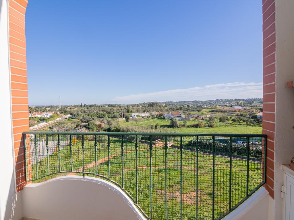 NÃO PERCA ESTA GRANDE OPORTUNIDADE! APARTAMENTO T3 MODERNO DE GRANDES DIMENSÕES, COM LUGAR DE ESTACIONAMENTO PRIVADO E COBERTO PARA DOIS CARROS, AMPLAS VARANDAS, CHURRASQUEIRA, LAREIRA, DESPENSA, ARRECADAÇÃO E DUAS CASAS DE BANHO,  MUITO BEM LOCALIZADO PR - Image 18