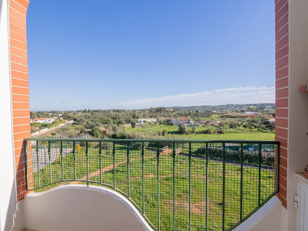 NÃO PERCA ESTA GRANDE OPORTUNIDADE! APARTAMENTO T3 MODERNO DE GRANDES DIMENSÕES, COM LUGAR DE ESTACIONAMENTO PRIVADO E COBERTO PARA DOIS CARROS, AMPLAS VARANDAS, CHURRASQUEIRA, LAREIRA, DESPENSA, ARRECADAÇÃO E DUAS CASAS DE BANHO, MUITO BEM LOCALIZADO PR - Image 18