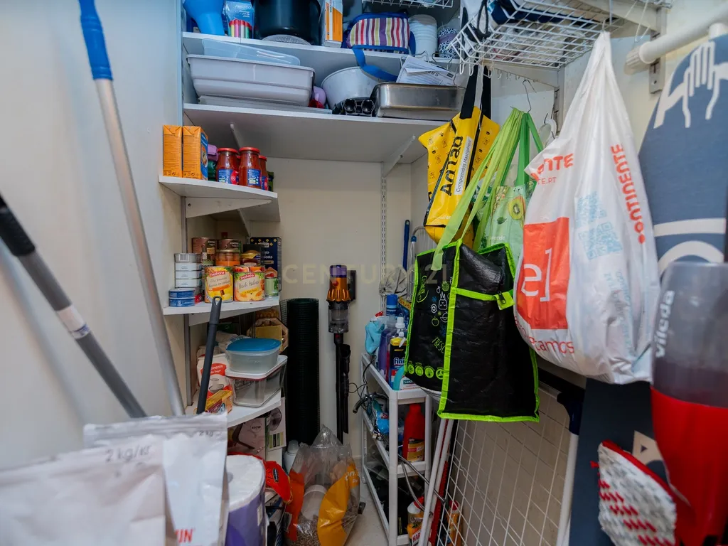 NÃO PERCA ESTA GRANDE OPORTUNIDADE! APARTAMENTO T3 MODERNO DE GRANDES DIMENSÕES, COM LUGAR DE ESTACIONAMENTO PRIVADO E COBERTO PARA DOIS CARROS, AMPLAS VARANDAS, CHURRASQUEIRA, LAREIRA, DESPENSA, ARRECADAÇÃO E DUAS CASAS DE BANHO, MUITO BEM LOCALIZADO PR - Image 35