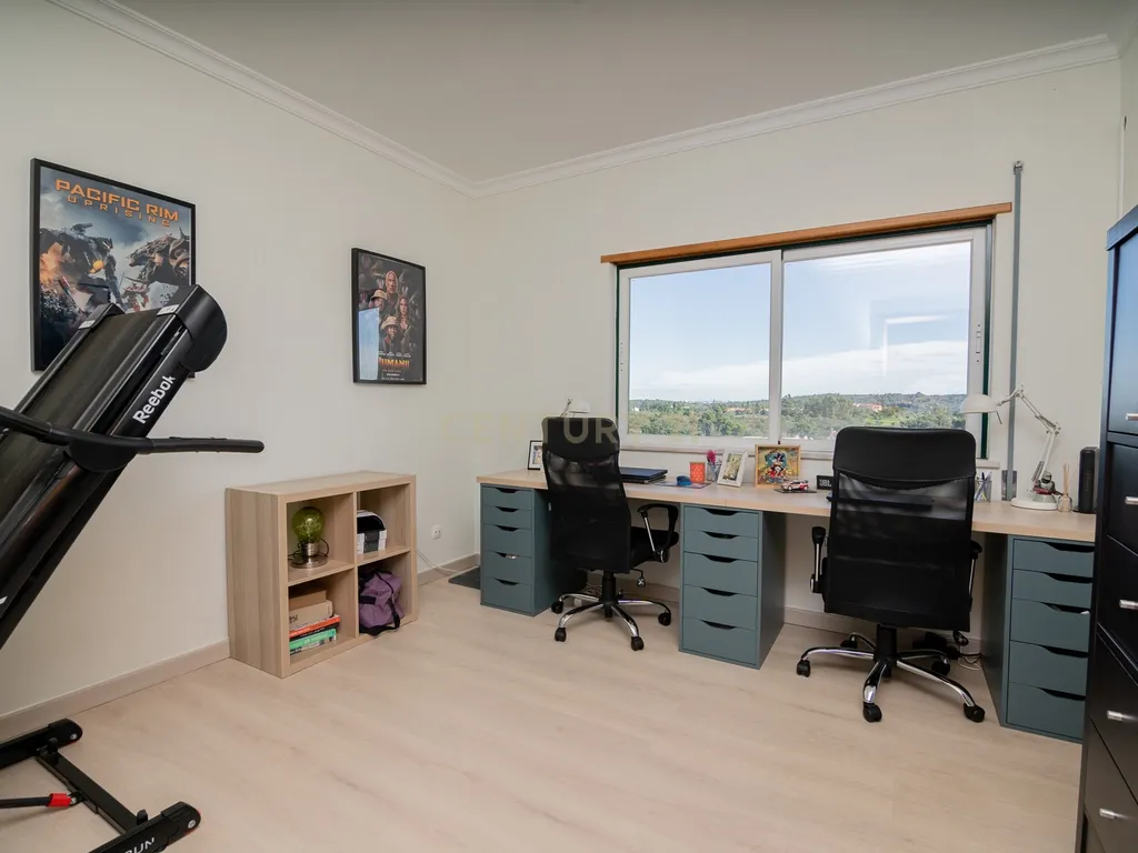 NÃO PERCA ESTA GRANDE OPORTUNIDADE! APARTAMENTO T3 MODERNO DE GRANDES DIMENSÕES, COM LUGAR DE ESTACIONAMENTO PRIVADO E COBERTO PARA DOIS CARROS, AMPLAS VARANDAS, CHURRASQUEIRA, LAREIRA, DESPENSA, ARRECADAÇÃO E DUAS CASAS DE BANHO, MUITO BEM LOCALIZADO PR - Image 31