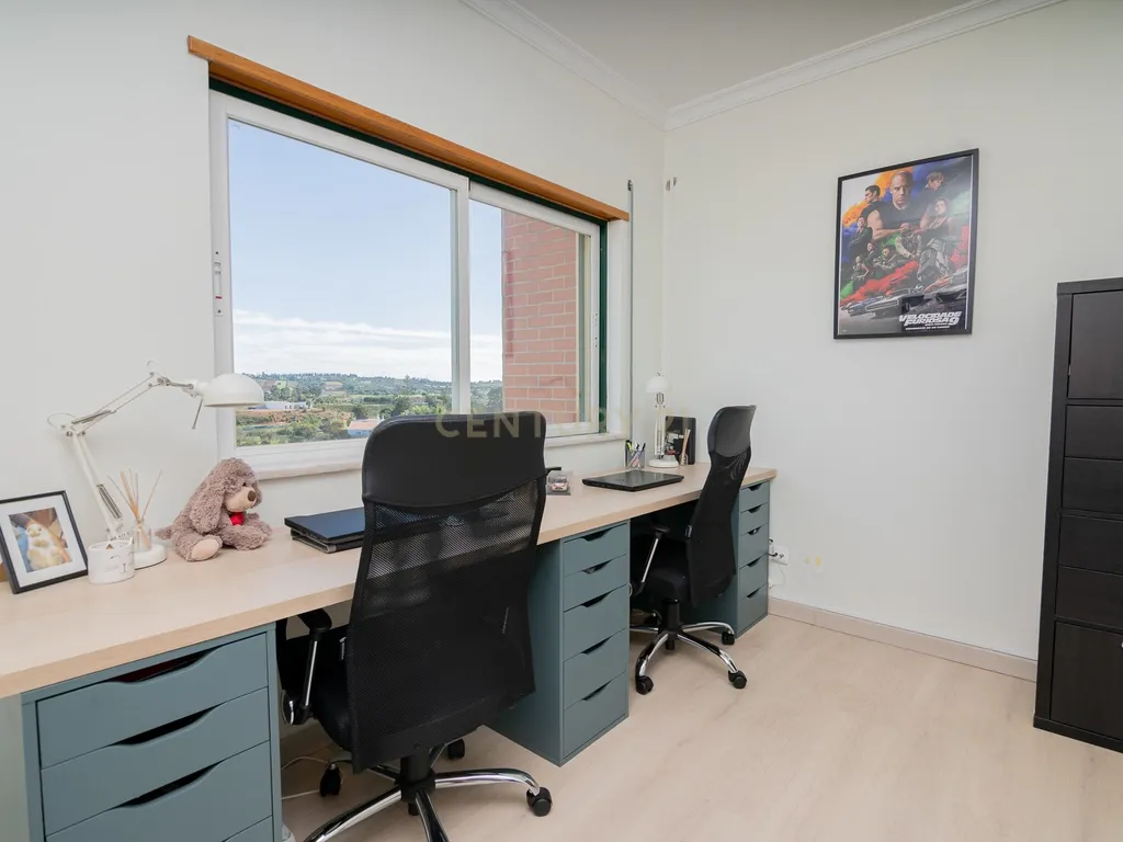 NÃO PERCA ESTA GRANDE OPORTUNIDADE! APARTAMENTO T3 MODERNO DE GRANDES DIMENSÕES, COM LUGAR DE ESTACIONAMENTO PRIVADO E COBERTO PARA DOIS CARROS, AMPLAS VARANDAS, CHURRASQUEIRA, LAREIRA, DESPENSA, ARRECADAÇÃO E DUAS CASAS DE BANHO, MUITO BEM LOCALIZADO PR - Image 32