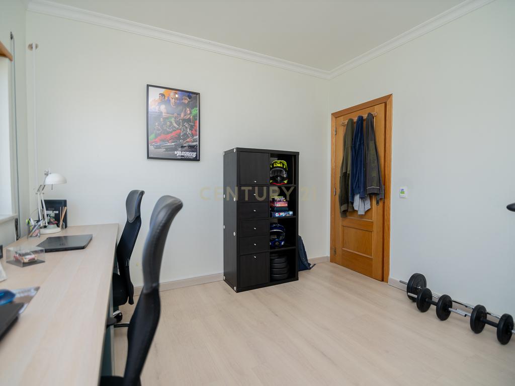 NÃO PERCA ESTA GRANDE OPORTUNIDADE! APARTAMENTO T3 MODERNO DE GRANDES DIMENSÕES, COM LUGAR DE ESTACIONAMENTO PRIVADO E COBERTO PARA DOIS CARROS, AMPLAS VARANDAS, CHURRASQUEIRA, LAREIRA, DESPENSA, ARRECADAÇÃO E DUAS CASAS DE BANHO,  MUITO BEM LOCALIZADO PR - Image 33