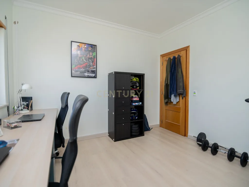 NÃO PERCA ESTA GRANDE OPORTUNIDADE! APARTAMENTO T3 MODERNO DE GRANDES DIMENSÕES, COM LUGAR DE ESTACIONAMENTO PRIVADO E COBERTO PARA DOIS CARROS, AMPLAS VARANDAS, CHURRASQUEIRA, LAREIRA, DESPENSA, ARRECADAÇÃO E DUAS CASAS DE BANHO, MUITO BEM LOCALIZADO PR - Image 33