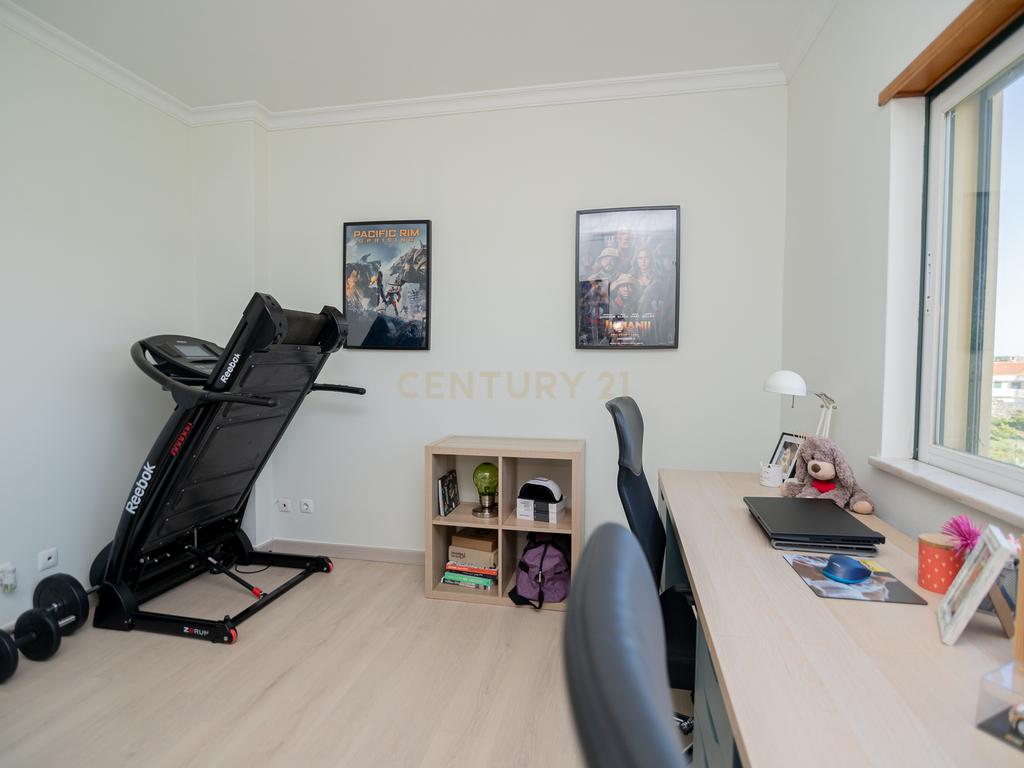 NÃO PERCA ESTA GRANDE OPORTUNIDADE! APARTAMENTO T3 MODERNO DE GRANDES DIMENSÕES, COM LUGAR DE ESTACIONAMENTO PRIVADO E COBERTO PARA DOIS CARROS, AMPLAS VARANDAS, CHURRASQUEIRA, LAREIRA, DESPENSA, ARRECADAÇÃO E DUAS CASAS DE BANHO,  MUITO BEM LOCALIZADO PR - Image 34