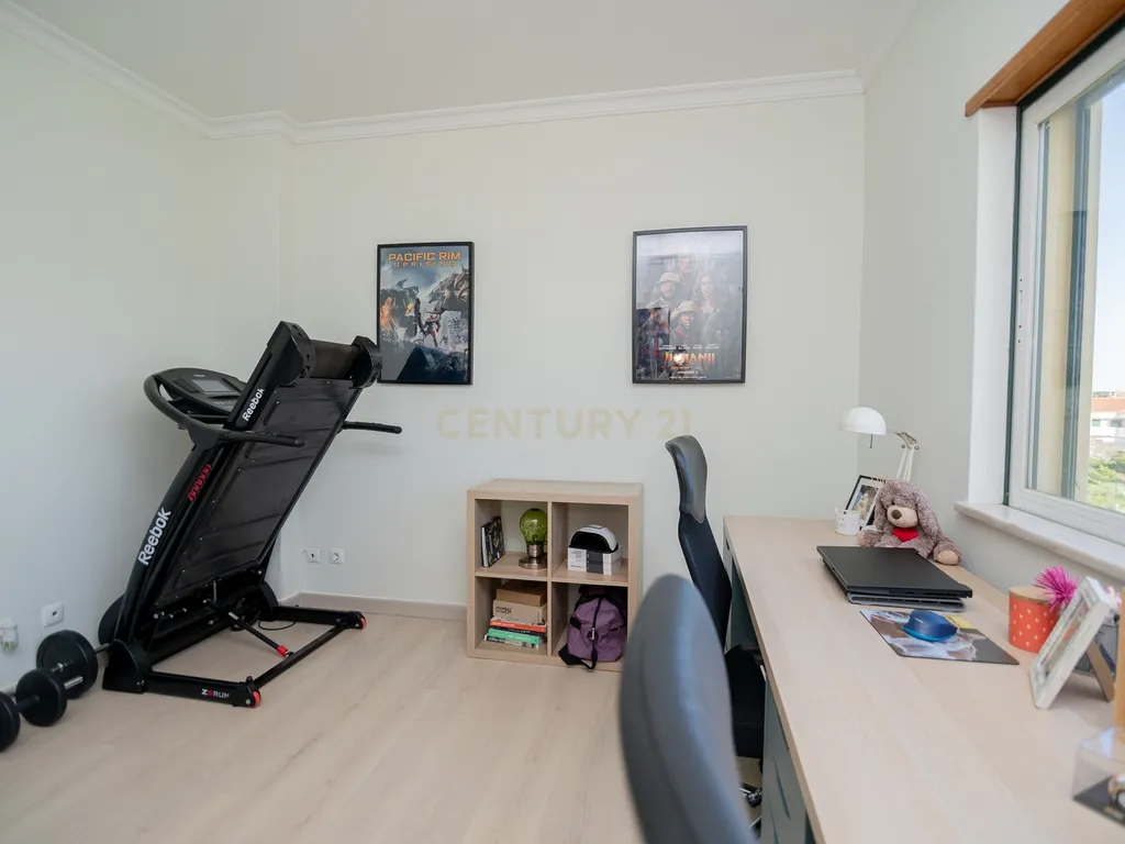 NÃO PERCA ESTA GRANDE OPORTUNIDADE! APARTAMENTO T3 MODERNO DE GRANDES DIMENSÕES, COM LUGAR DE ESTACIONAMENTO PRIVADO E COBERTO PARA DOIS CARROS, AMPLAS VARANDAS, CHURRASQUEIRA, LAREIRA, DESPENSA, ARRECADAÇÃO E DUAS CASAS DE BANHO, MUITO BEM LOCALIZADO PR - Image 34
