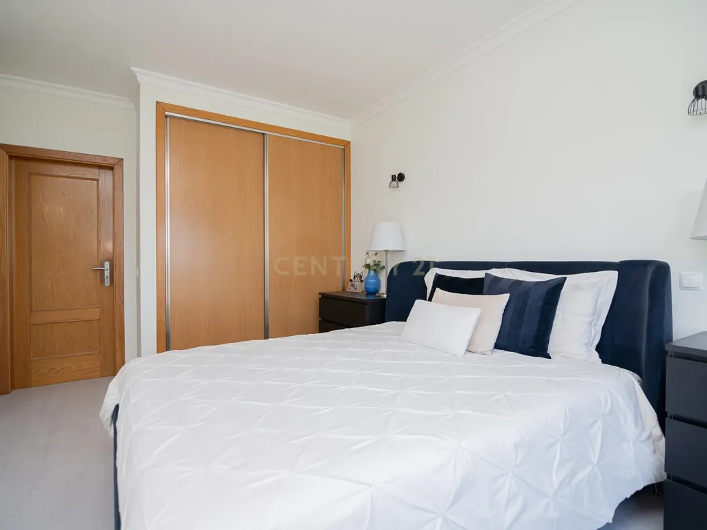 NÃO PERCA ESTA GRANDE OPORTUNIDADE! APARTAMENTO T3 MODERNO DE GRANDES DIMENSÕES, COM LUGAR DE ESTACIONAMENTO PRIVADO E COBERTO PARA DOIS CARROS, AMPLAS VARANDAS, CHURRASQUEIRA, LAREIRA, DESPENSA, ARRECADAÇÃO E DUAS CASAS DE BANHO, MUITO BEM LOCALIZADO PR - Image 24