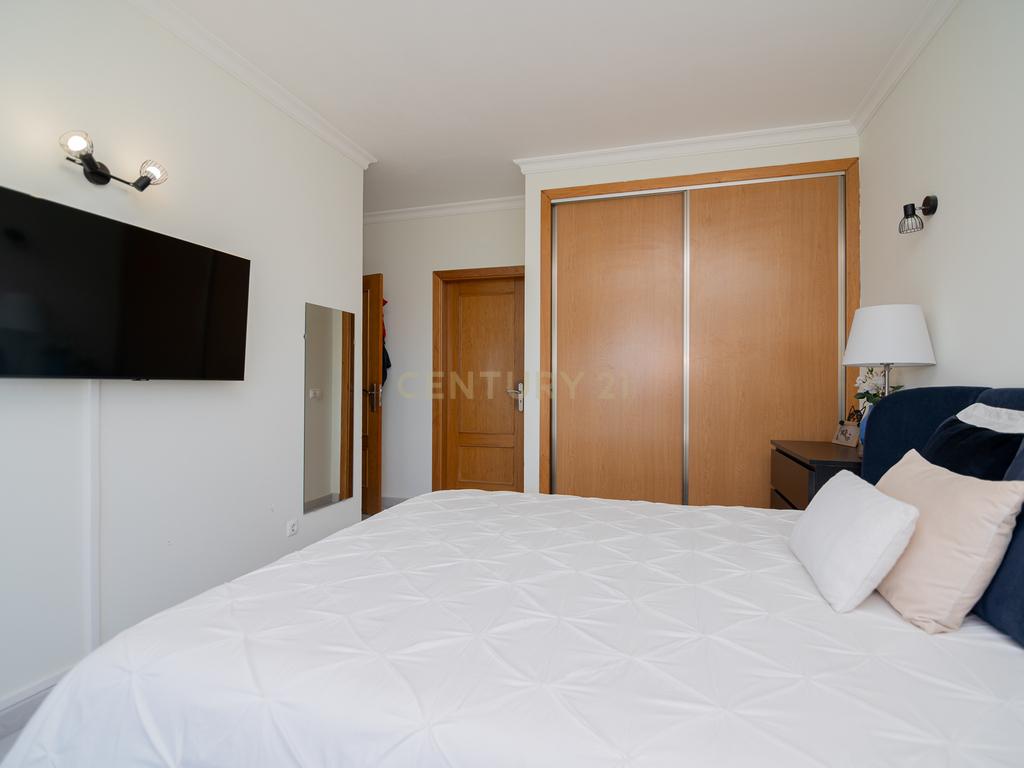NÃO PERCA ESTA GRANDE OPORTUNIDADE! APARTAMENTO T3 MODERNO DE GRANDES DIMENSÕES, COM LUGAR DE ESTACIONAMENTO PRIVADO E COBERTO PARA DOIS CARROS, AMPLAS VARANDAS, CHURRASQUEIRA, LAREIRA, DESPENSA, ARRECADAÇÃO E DUAS CASAS DE BANHO,  MUITO BEM LOCALIZADO PR - Image 23