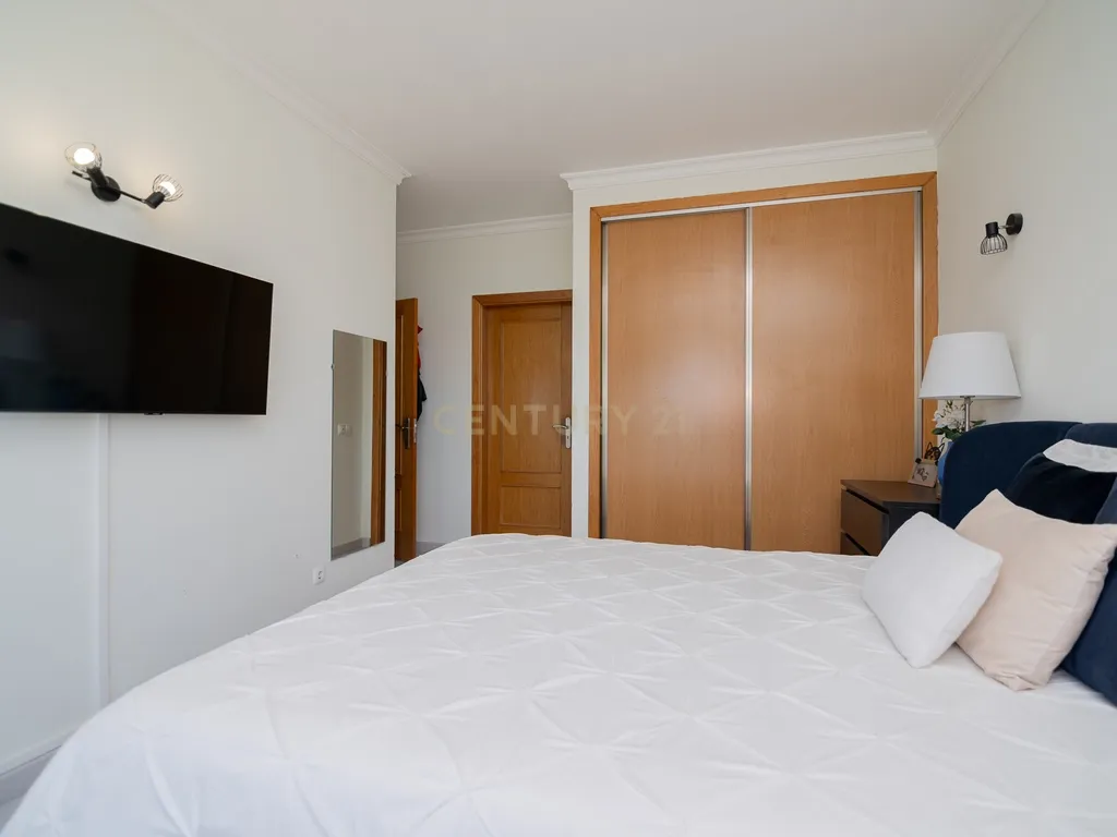 NÃO PERCA ESTA GRANDE OPORTUNIDADE! APARTAMENTO T3 MODERNO DE GRANDES DIMENSÕES, COM LUGAR DE ESTACIONAMENTO PRIVADO E COBERTO PARA DOIS CARROS, AMPLAS VARANDAS, CHURRASQUEIRA, LAREIRA, DESPENSA, ARRECADAÇÃO E DUAS CASAS DE BANHO, MUITO BEM LOCALIZADO PR - Image 23