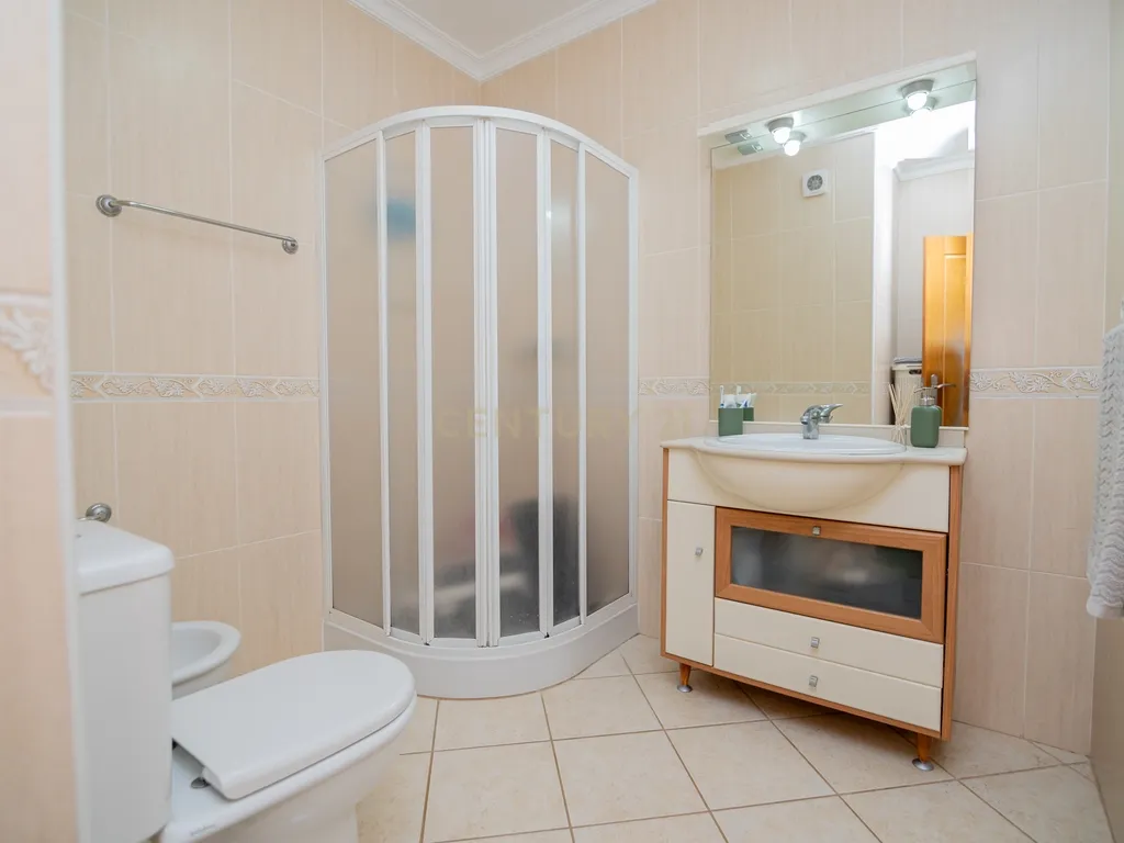 NÃO PERCA ESTA GRANDE OPORTUNIDADE! APARTAMENTO T3 MODERNO DE GRANDES DIMENSÕES, COM LUGAR DE ESTACIONAMENTO PRIVADO E COBERTO PARA DOIS CARROS, AMPLAS VARANDAS, CHURRASQUEIRA, LAREIRA, DESPENSA, ARRECADAÇÃO E DUAS CASAS DE BANHO, MUITO BEM LOCALIZADO PR - Image 37