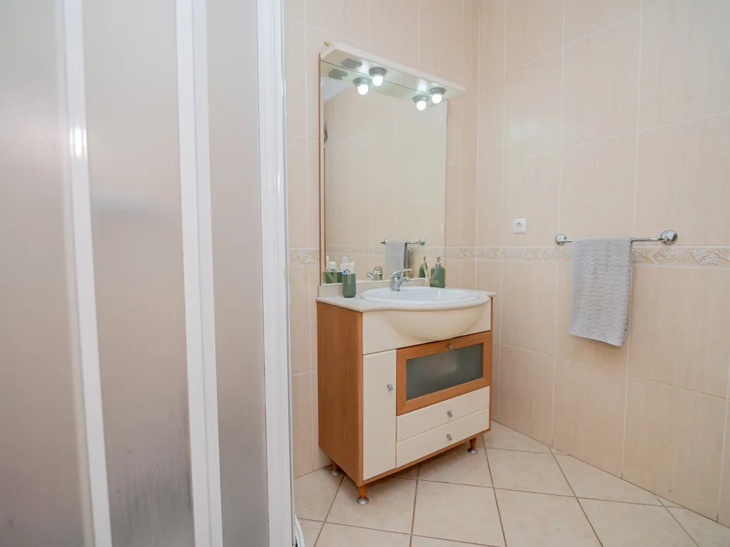 NÃO PERCA ESTA GRANDE OPORTUNIDADE! APARTAMENTO T3 MODERNO DE GRANDES DIMENSÕES, COM LUGAR DE ESTACIONAMENTO PRIVADO E COBERTO PARA DOIS CARROS, AMPLAS VARANDAS, CHURRASQUEIRA, LAREIRA, DESPENSA, ARRECADAÇÃO E DUAS CASAS DE BANHO, MUITO BEM LOCALIZADO PR - Image 39
