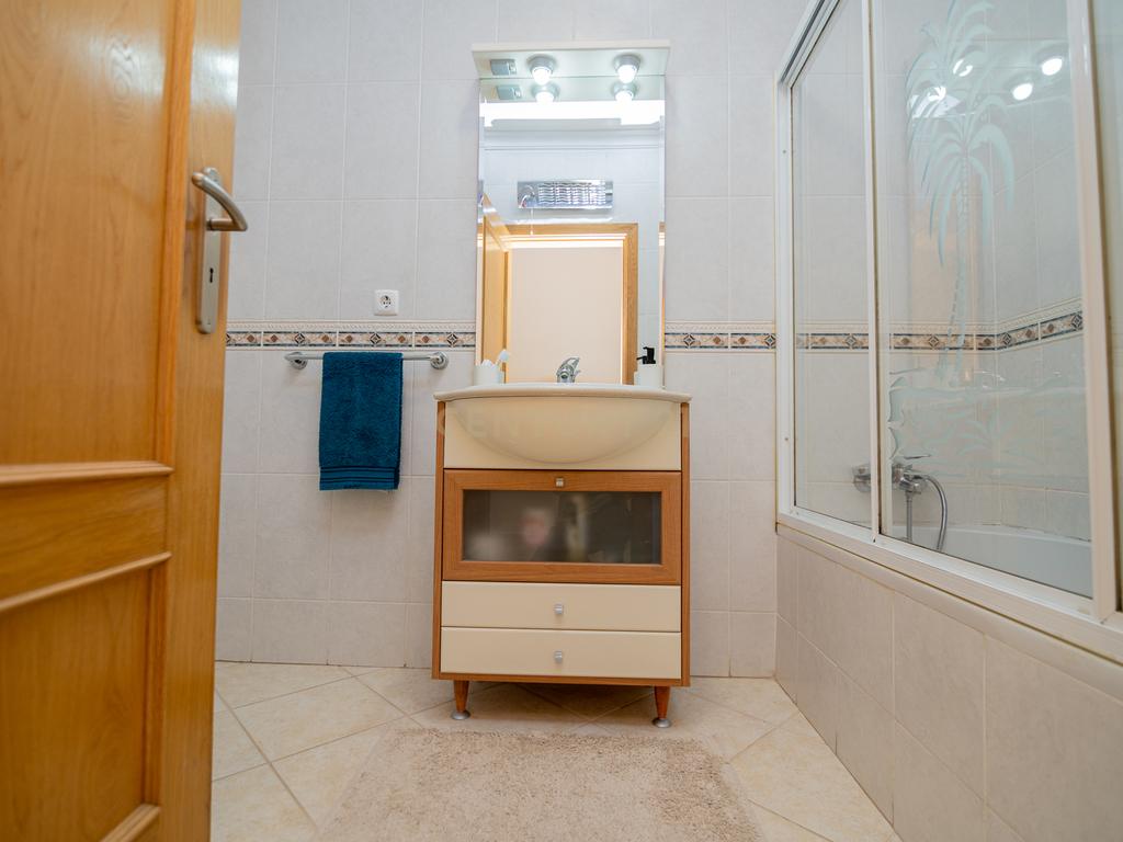 NÃO PERCA ESTA GRANDE OPORTUNIDADE! APARTAMENTO T3 MODERNO DE GRANDES DIMENSÕES, COM LUGAR DE ESTACIONAMENTO PRIVADO E COBERTO PARA DOIS CARROS, AMPLAS VARANDAS, CHURRASQUEIRA, LAREIRA, DESPENSA, ARRECADAÇÃO E DUAS CASAS DE BANHO,  MUITO BEM LOCALIZADO PR - Image 38