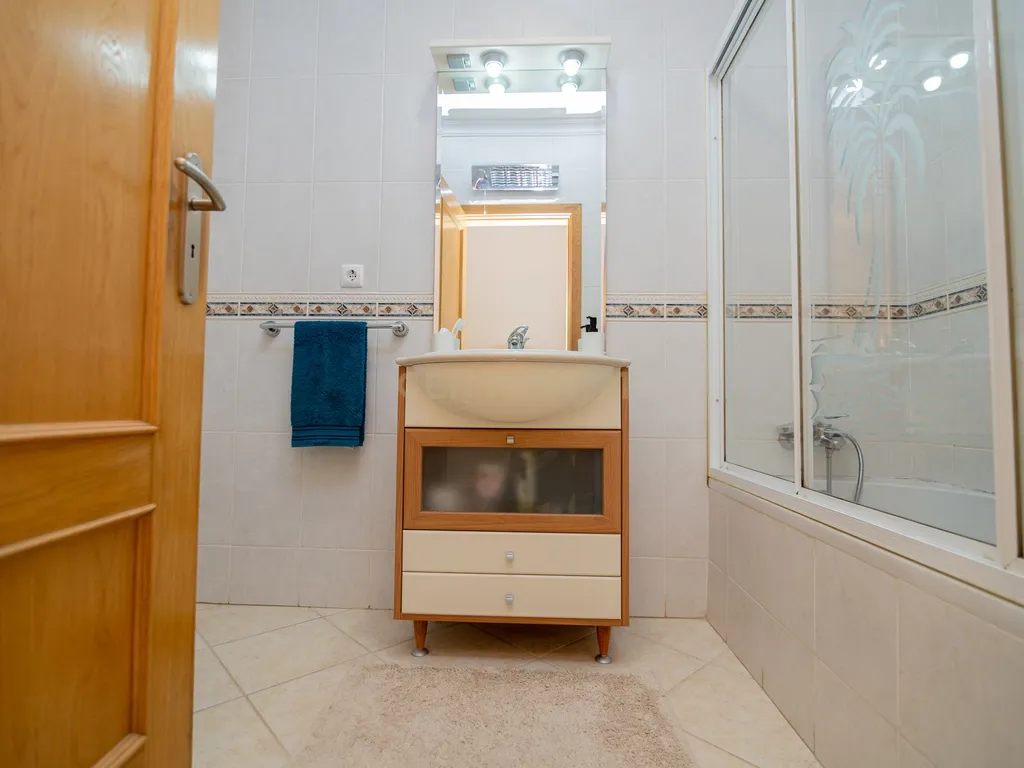 NÃO PERCA ESTA GRANDE OPORTUNIDADE! APARTAMENTO T3 MODERNO DE GRANDES DIMENSÕES, COM LUGAR DE ESTACIONAMENTO PRIVADO E COBERTO PARA DOIS CARROS, AMPLAS VARANDAS, CHURRASQUEIRA, LAREIRA, DESPENSA, ARRECADAÇÃO E DUAS CASAS DE BANHO, MUITO BEM LOCALIZADO PR - Image 38