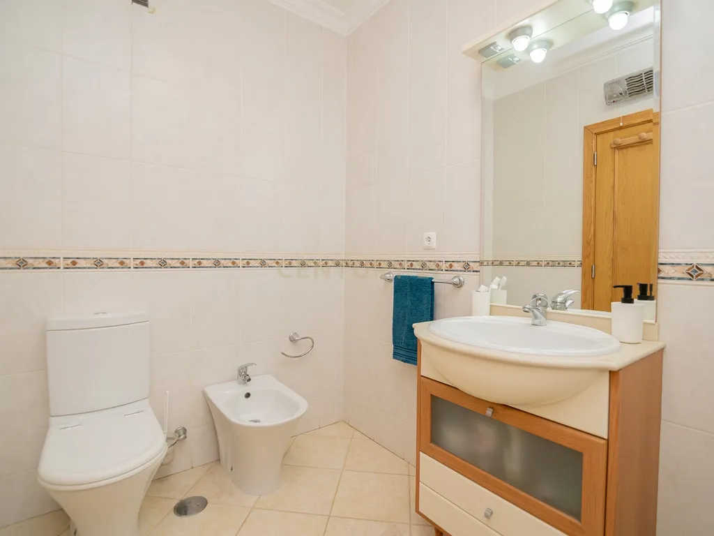 NÃO PERCA ESTA GRANDE OPORTUNIDADE! APARTAMENTO T3 MODERNO DE GRANDES DIMENSÕES, COM LUGAR DE ESTACIONAMENTO PRIVADO E COBERTO PARA DOIS CARROS, AMPLAS VARANDAS, CHURRASQUEIRA, LAREIRA, DESPENSA, ARRECADAÇÃO E DUAS CASAS DE BANHO, MUITO BEM LOCALIZADO PR - Image 36