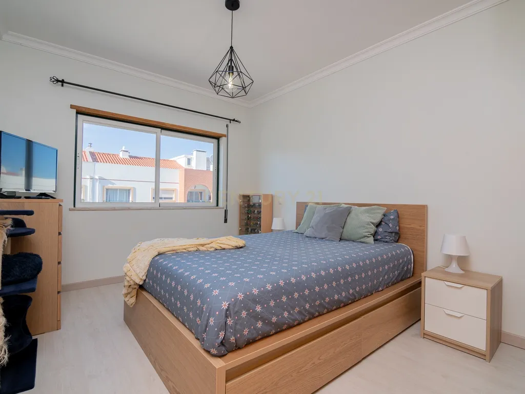 NÃO PERCA ESTA GRANDE OPORTUNIDADE! APARTAMENTO T3 MODERNO DE GRANDES DIMENSÕES, COM LUGAR DE ESTACIONAMENTO PRIVADO E COBERTO PARA DOIS CARROS, AMPLAS VARANDAS, CHURRASQUEIRA, LAREIRA, DESPENSA, ARRECADAÇÃO E DUAS CASAS DE BANHO, MUITO BEM LOCALIZADO PR - Image 30