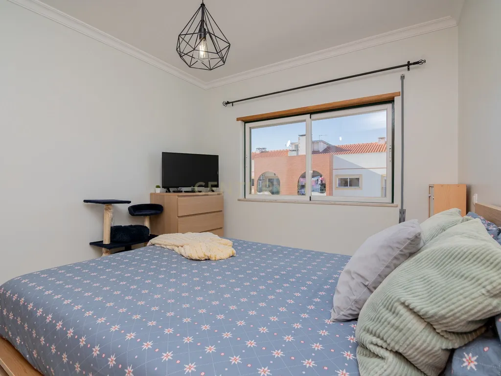 NÃO PERCA ESTA GRANDE OPORTUNIDADE! APARTAMENTO T3 MODERNO DE GRANDES DIMENSÕES, COM LUGAR DE ESTACIONAMENTO PRIVADO E COBERTO PARA DOIS CARROS, AMPLAS VARANDAS, CHURRASQUEIRA, LAREIRA, DESPENSA, ARRECADAÇÃO E DUAS CASAS DE BANHO, MUITO BEM LOCALIZADO PR - Image 28