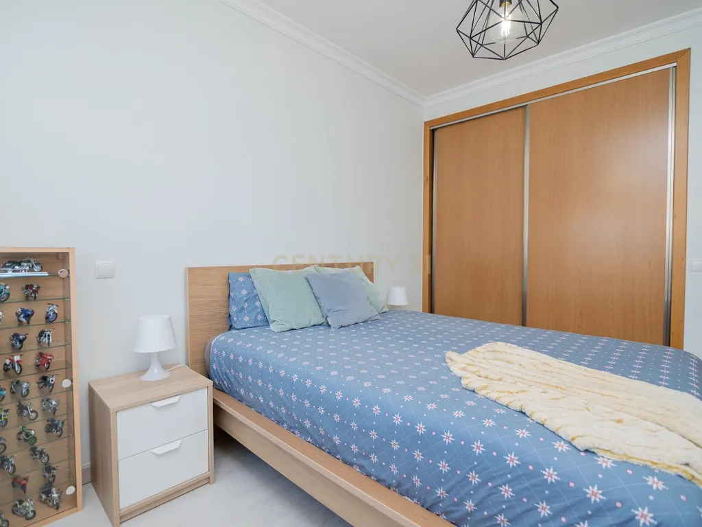 NÃO PERCA ESTA GRANDE OPORTUNIDADE! APARTAMENTO T3 MODERNO DE GRANDES DIMENSÕES, COM LUGAR DE ESTACIONAMENTO PRIVADO E COBERTO PARA DOIS CARROS, AMPLAS VARANDAS, CHURRASQUEIRA, LAREIRA, DESPENSA, ARRECADAÇÃO E DUAS CASAS DE BANHO, MUITO BEM LOCALIZADO PR - Image 27