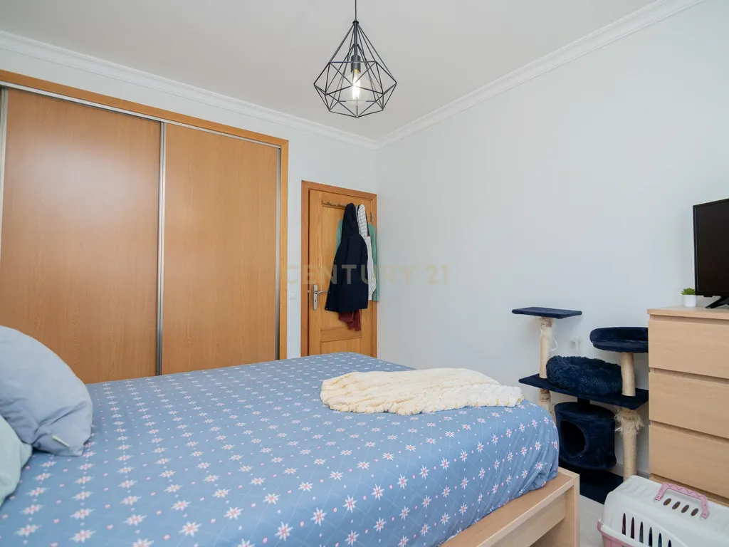 NÃO PERCA ESTA GRANDE OPORTUNIDADE! APARTAMENTO T3 MODERNO DE GRANDES DIMENSÕES, COM LUGAR DE ESTACIONAMENTO PRIVADO E COBERTO PARA DOIS CARROS, AMPLAS VARANDAS, CHURRASQUEIRA, LAREIRA, DESPENSA, ARRECADAÇÃO E DUAS CASAS DE BANHO, MUITO BEM LOCALIZADO PR - Image 29
