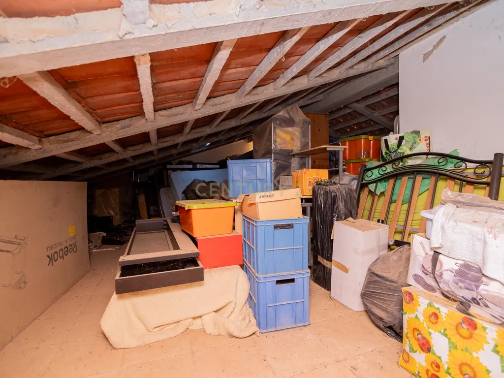 NÃO PERCA ESTA GRANDE OPORTUNIDADE! APARTAMENTO T3 MODERNO DE GRANDES DIMENSÕES, COM LUGAR DE ESTACIONAMENTO PRIVADO E COBERTO PARA DOIS CARROS, AMPLAS VARANDAS, CHURRASQUEIRA, LAREIRA, DESPENSA, ARRECADAÇÃO E DUAS CASAS DE BANHO, MUITO BEM LOCALIZADO PR - Image 41