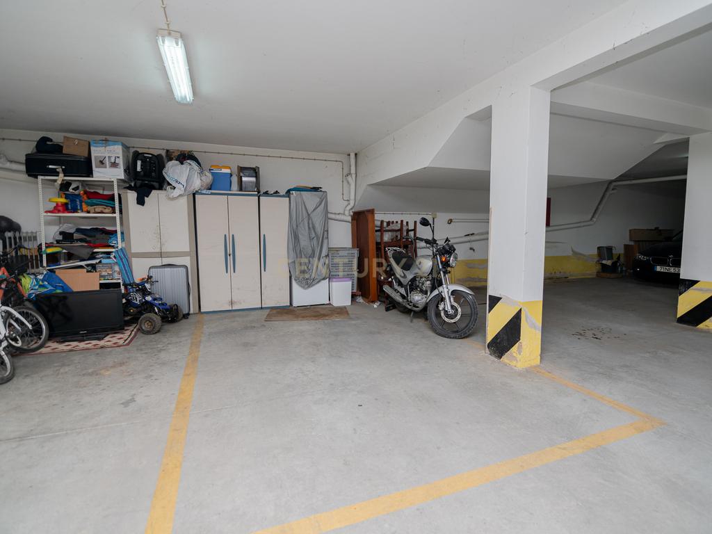 NÃO PERCA ESTA GRANDE OPORTUNIDADE! APARTAMENTO T3 MODERNO DE GRANDES DIMENSÕES, COM LUGAR DE ESTACIONAMENTO PRIVADO E COBERTO PARA DOIS CARROS, AMPLAS VARANDAS, CHURRASQUEIRA, LAREIRA, DESPENSA, ARRECADAÇÃO E DUAS CASAS DE BANHO,  MUITO BEM LOCALIZADO PR - Image 43